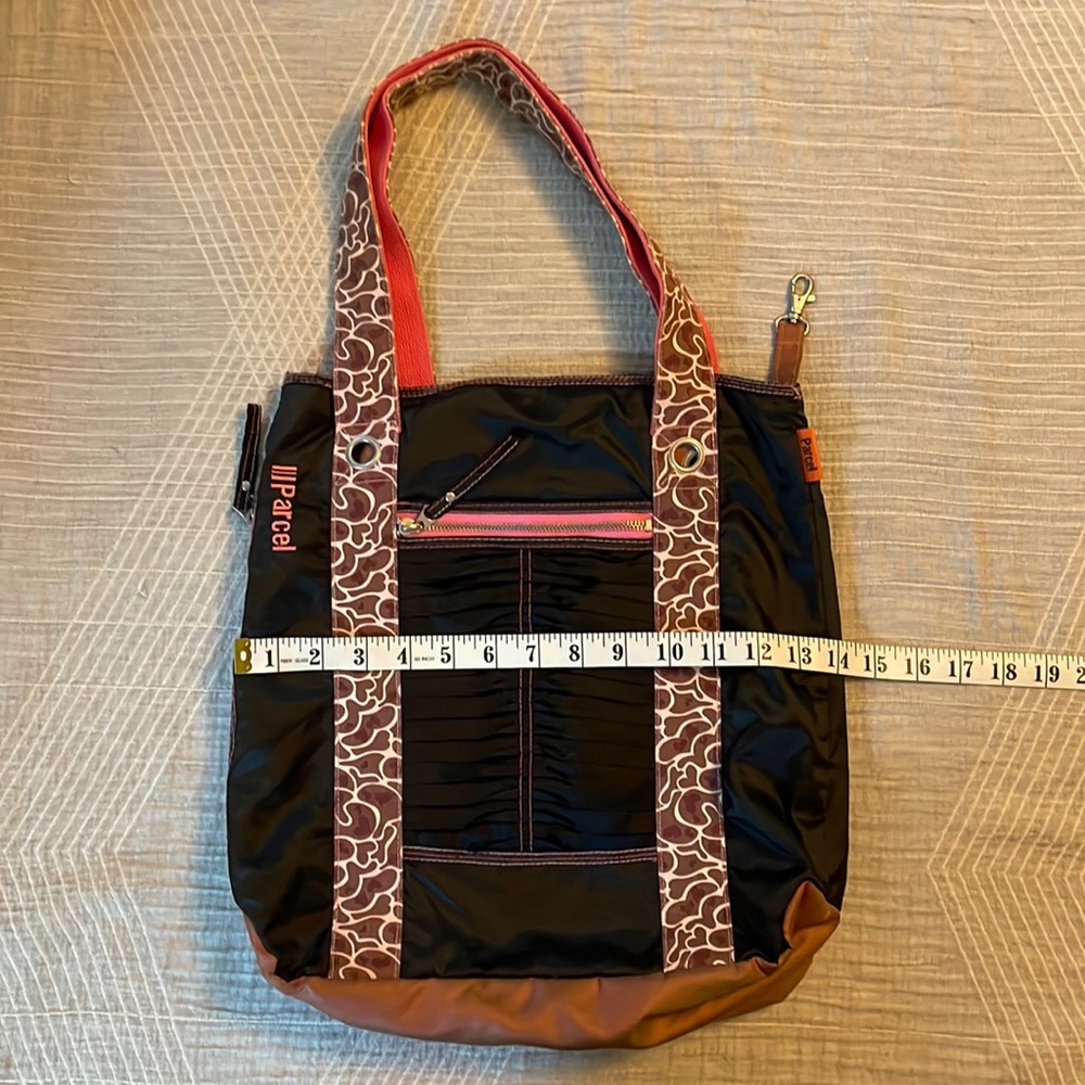Parcel nylon tote bag in black and pink!